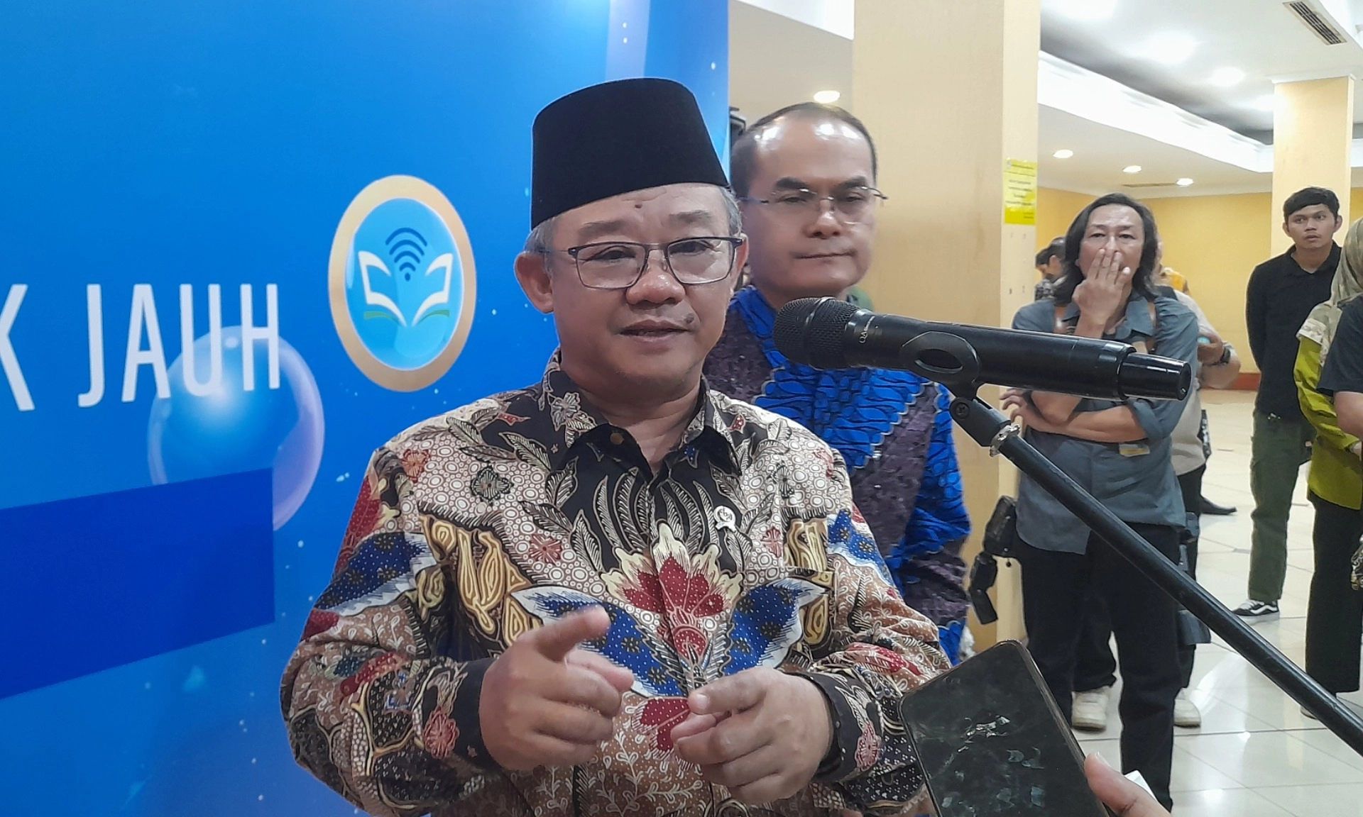 <p>Pemerintah Uji Coba Pendidikan Jarak Jauh</p>