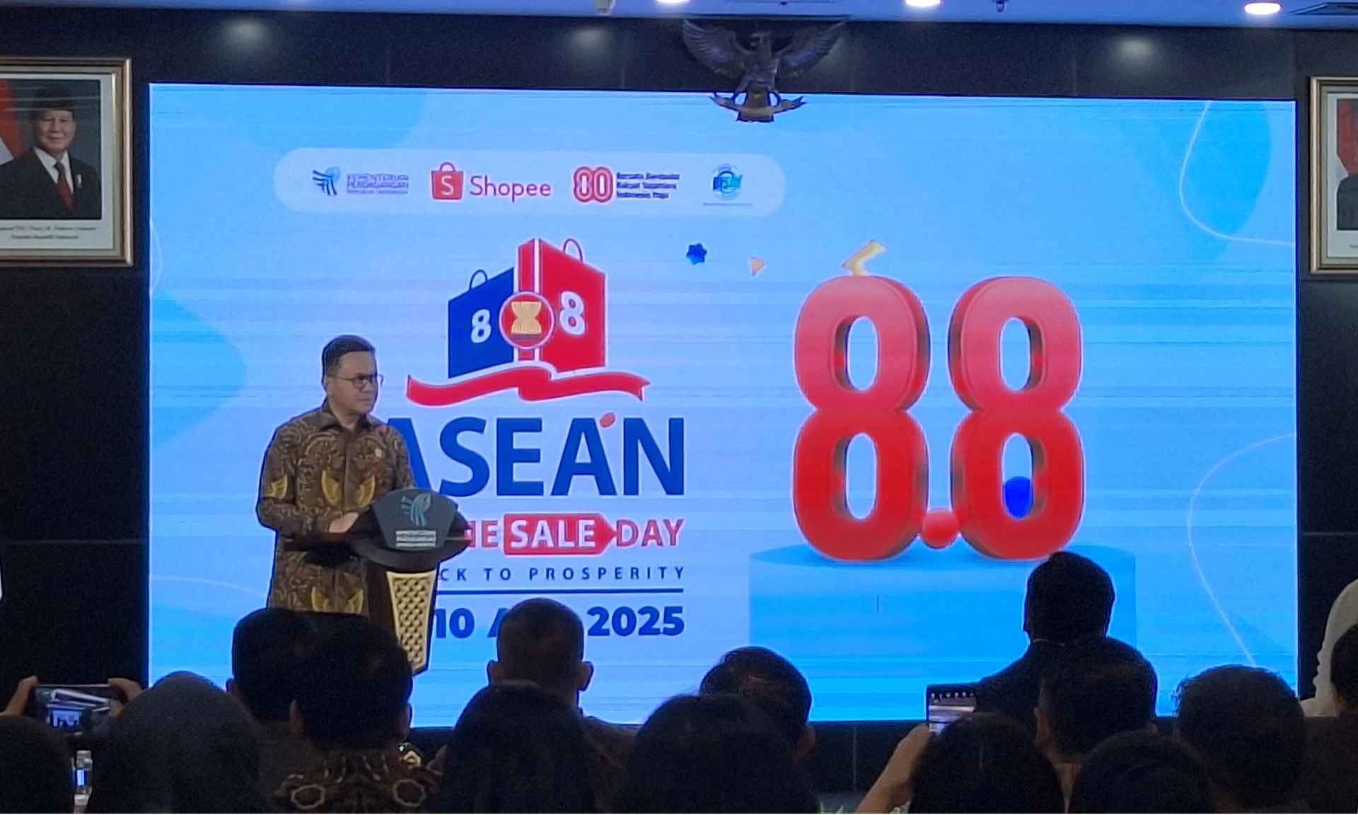 <p id="isPasted">Ramai Orang Hanya Jalan-Jalan Tak Belanja, Mendag Dorong UMKM Jadi <em>Omnichannel</em></p>