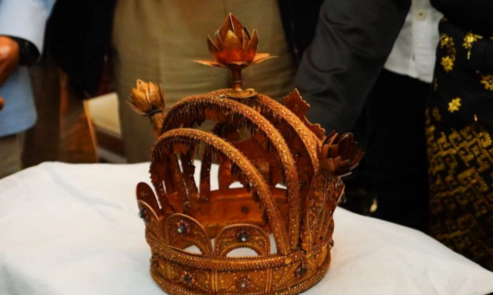 <p id="isPasted">Mahkota Siak, Simbol Kebesaran Melayu Kembali Ke Riau Setelah 80 Tahun</p>