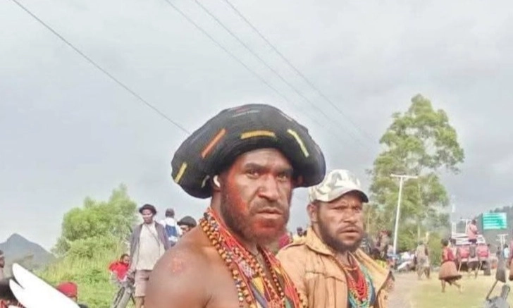 <p>TNI Tembak Mati Petinggi OPM Mayer Wenda</p>