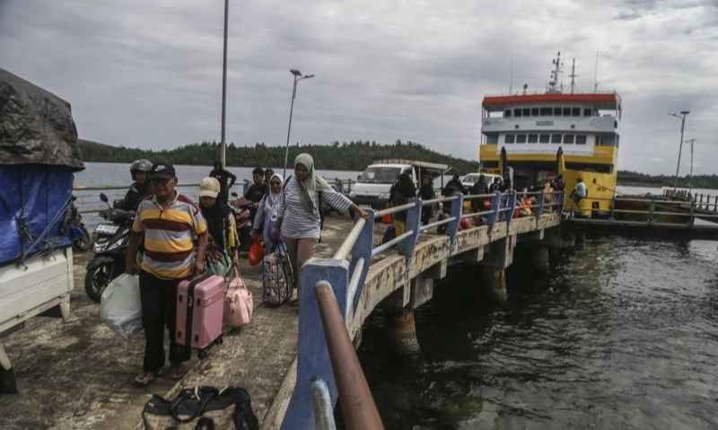 <p>DPR Minta Tambang Ilegal Di Pulau Gebe Ditindak</p>