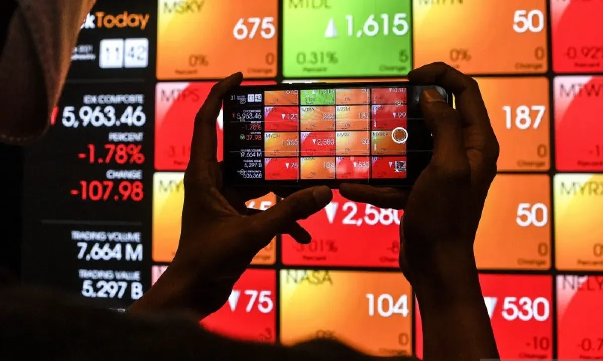 <p>IHSG Sepekan Turun 0,06%, Perdagangan Saham Ditutup Variatif</p>