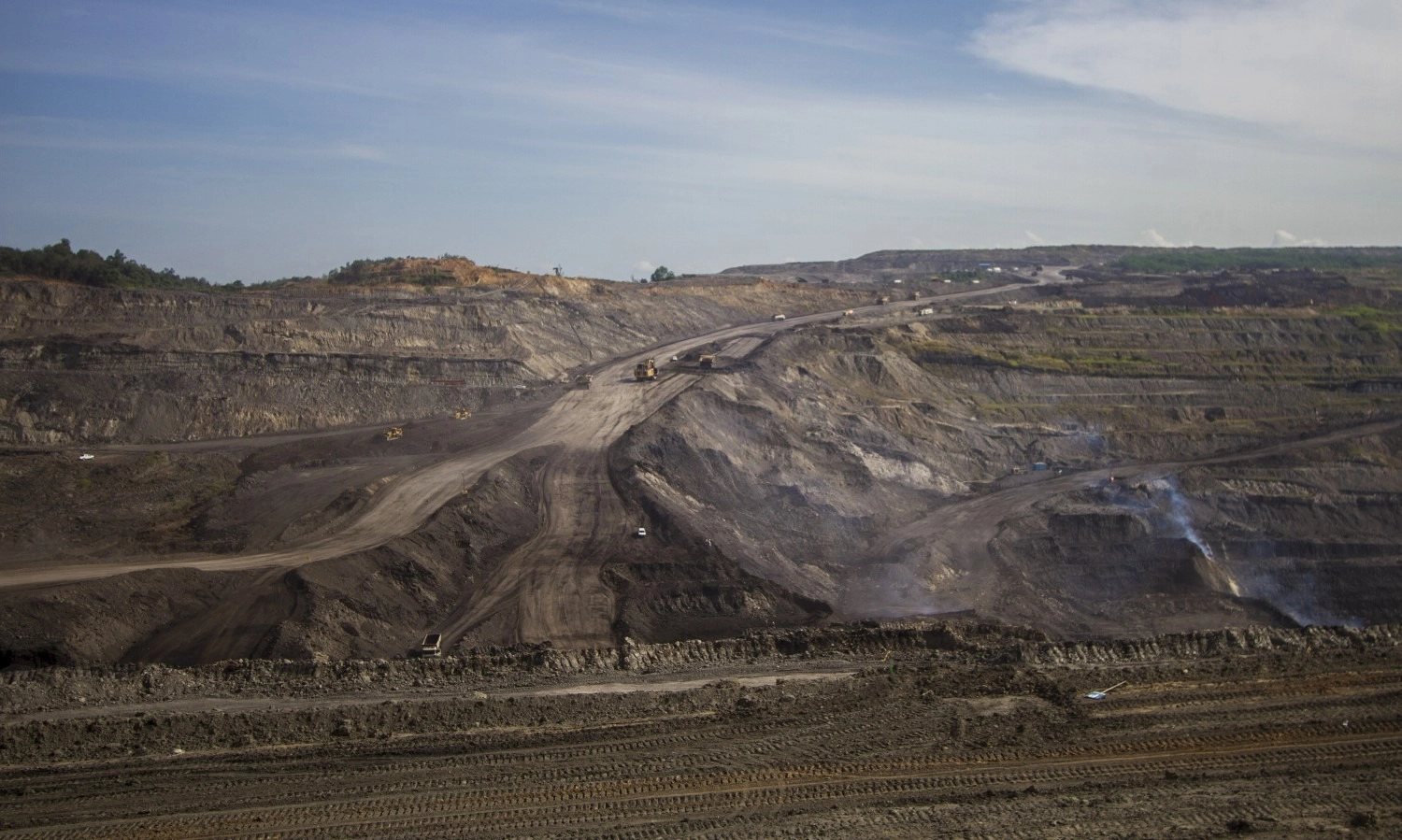 <p>Inspektur Tambang ESDM Terima Rp1 M</p>