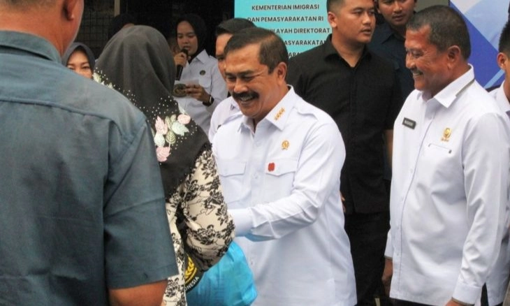 <p>Menteri Imipas Pastikan Paspor Jurist Tan Sudah Dicabut</p>