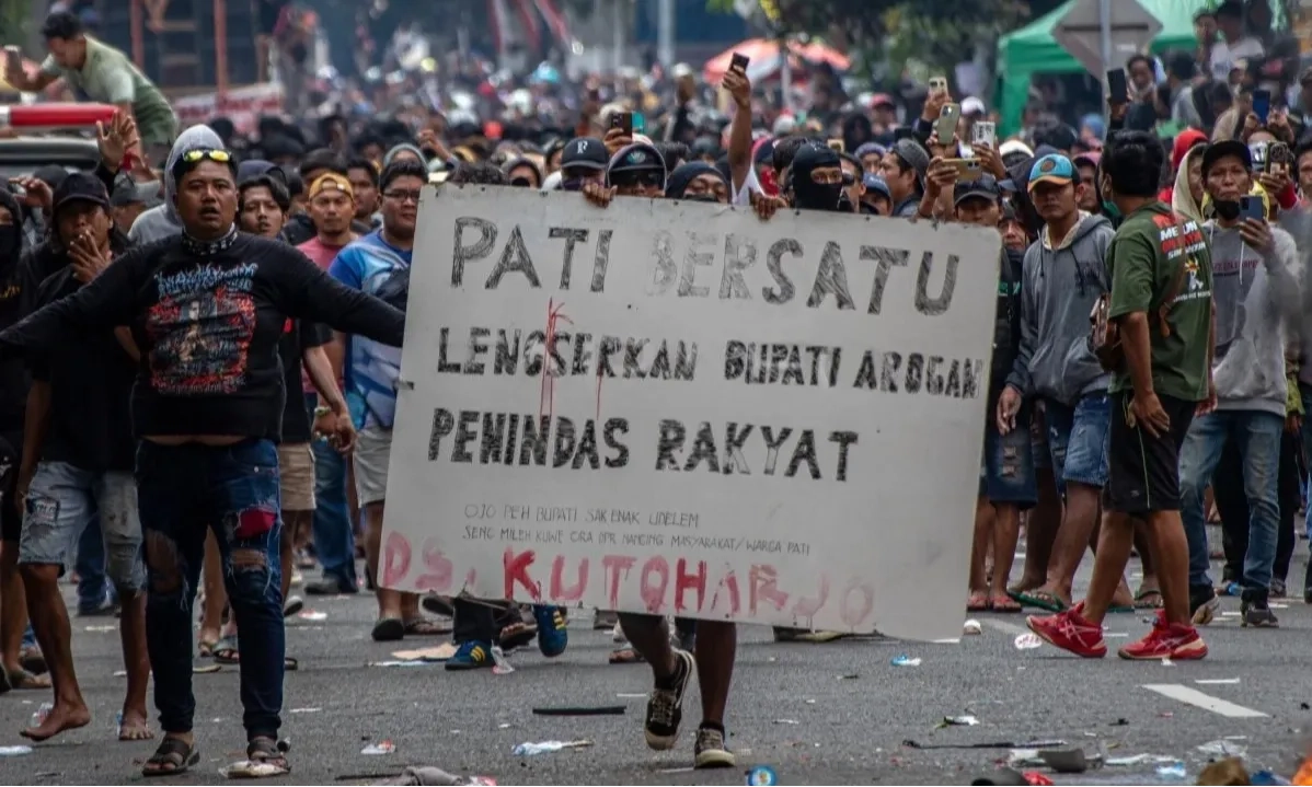 <p>Didemo Warga, Bupati Pati Menolak Mundur</p>