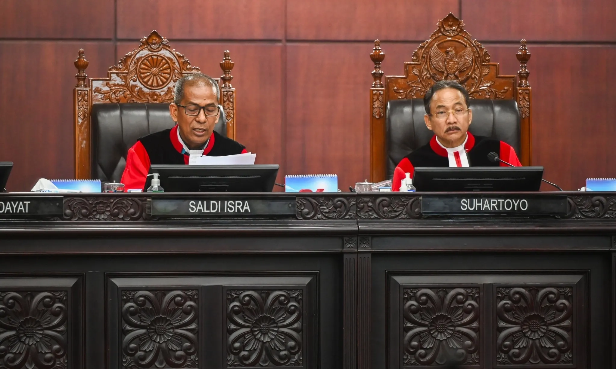 <p>MK Serahkan Revisi UU MK ke Pemerintah</p>