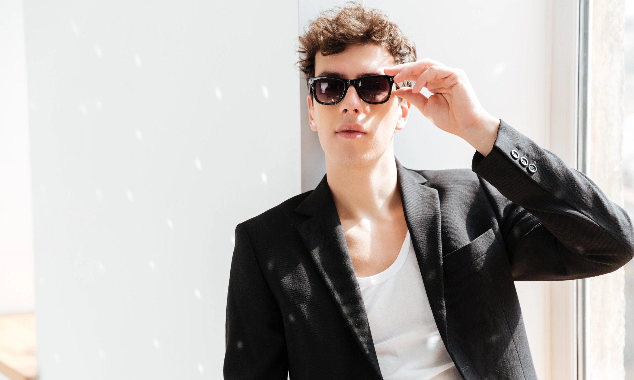 <p>Kacamata Hitam Beri Manfaat Kesehatan Mata Jangka Panjang</p>