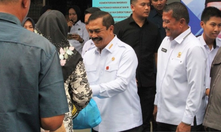 <p>Menteri Imipas Sebut Posisi Riza Chalid di Malaysia&nbsp;</p>