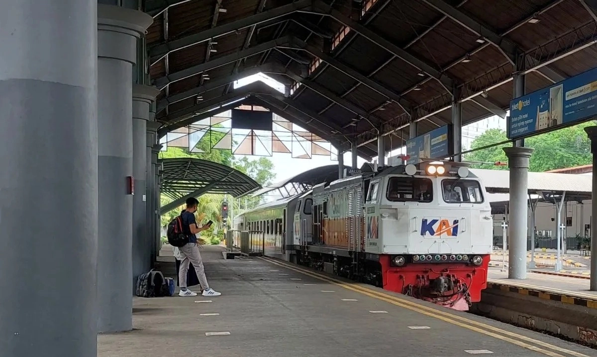 <p id="isPasted">Pengamat Nilai Perombakan Direksi KAI Sarat Unsur Kepentingan Politik</p>