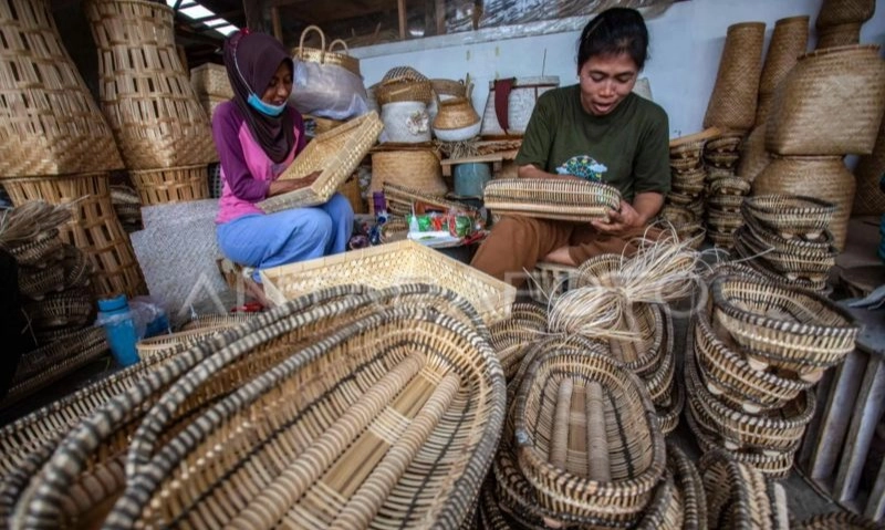 <p id="isPasted">Eksportir Kerajinan DIY Bidik Pasar Eropa Usai Tarif Impor AS Berlaku</p>