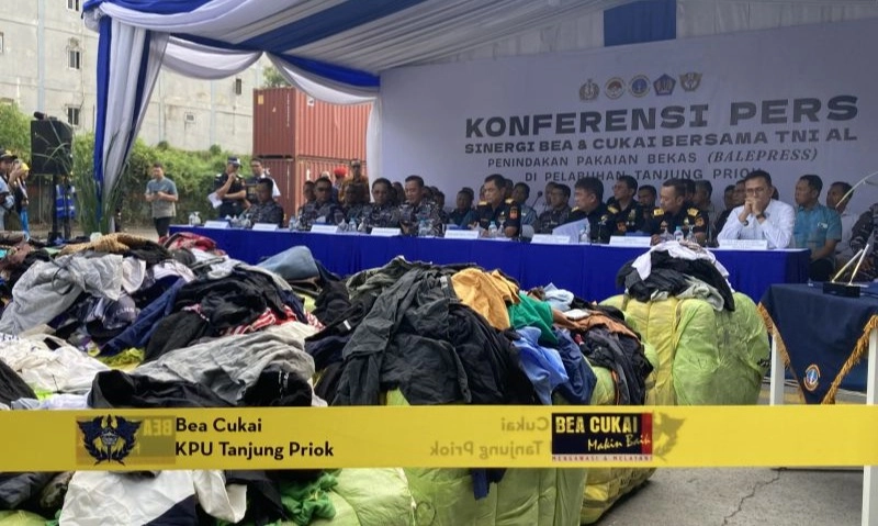 <p>Bea Cukai-TNI AL Sita 755 Bale Pakaian dan Tas Bekas Rp1,51 M</p>