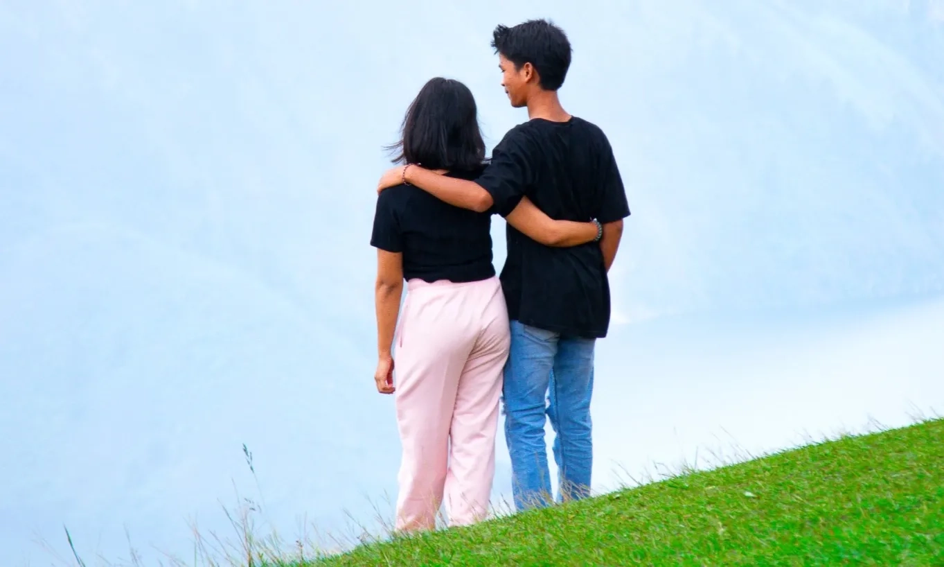 <p>Perlu Tahu, Ini Tanda-Tanda Perilaku <em>Love Bombing</em></p>