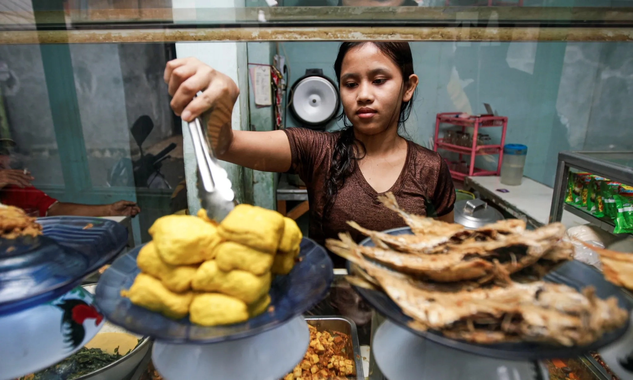 <p>Warteg, Warmindo, Warsun Dan Warung Padang Dapat Sertifikat Halal Gratis</p>