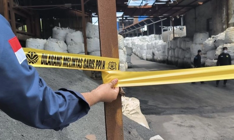 <p>Diduga Impor Limbah B3, KLH Segel Pabrik Di Serang</p>