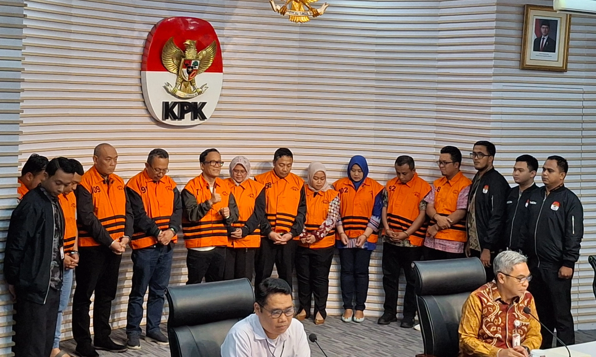 <p>KPK Tetapkan Wamenaker Tersangka Pemerasan Sertifikat K3</p>