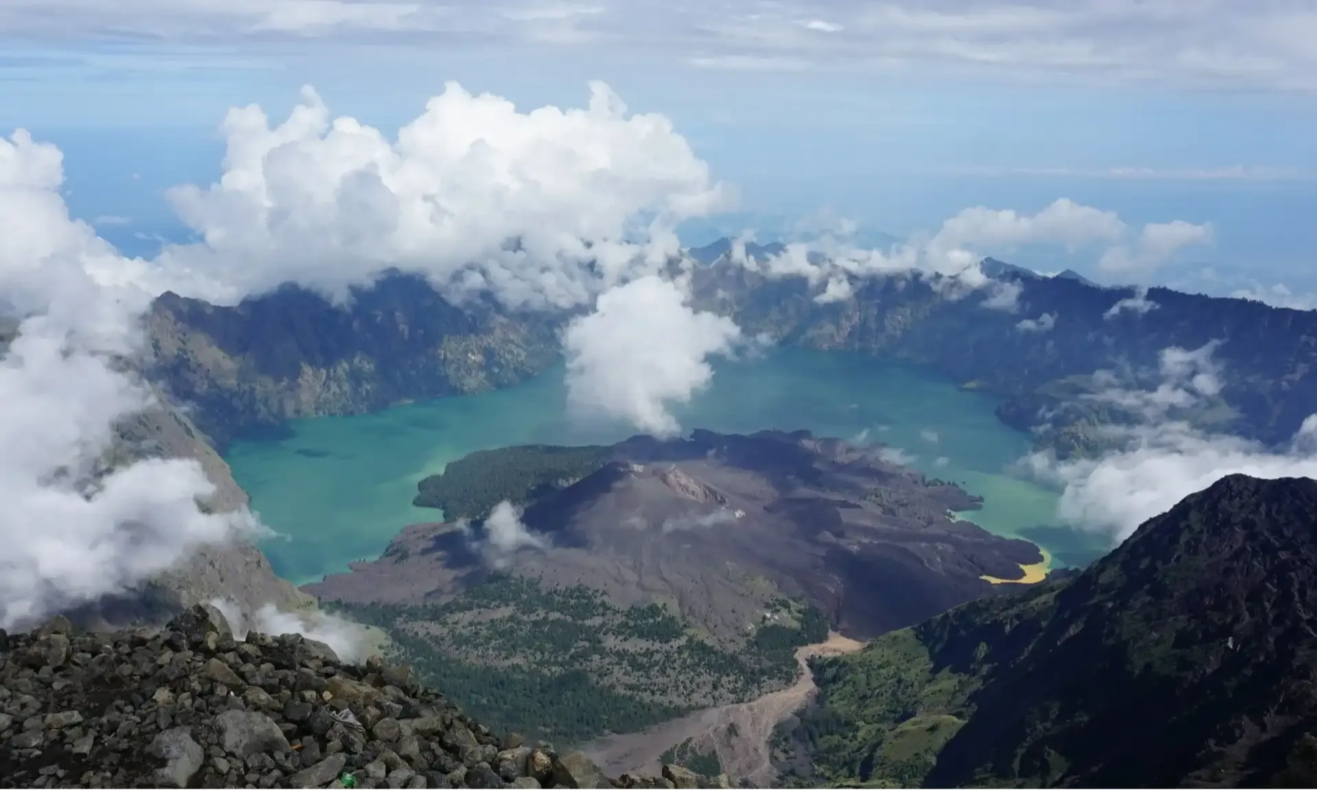 <p>Sedang Dinilai UNESCO, Geopark Rinjani Pede Kembali Dapat &quot;Kartu Hijau&quot;</p>