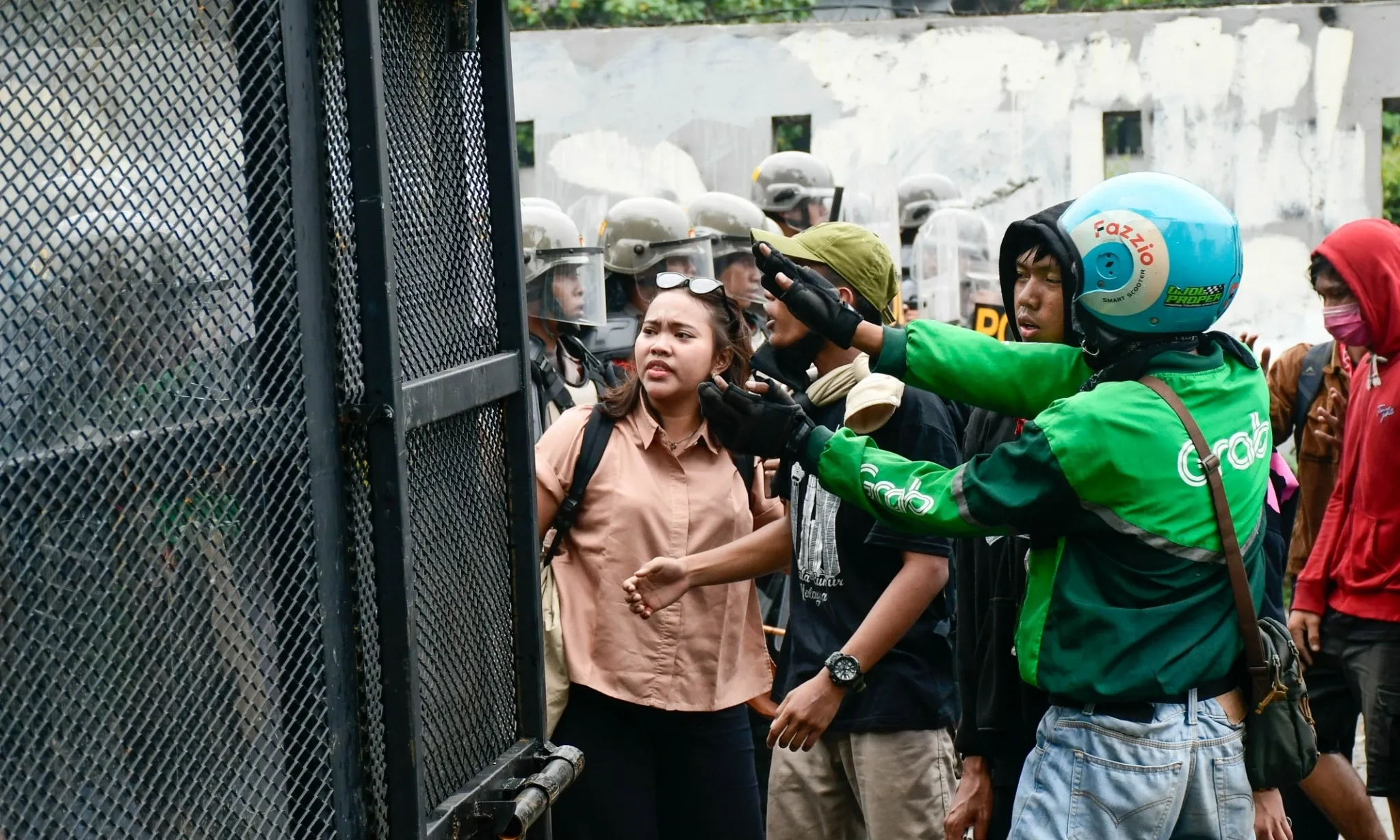 <p>Foto Cerita: Demo DPR, Bersisian, Dan Terpaksa Berhadapan</p>