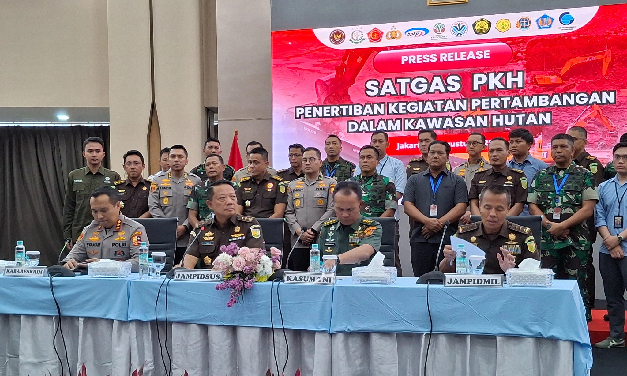 <p>4,2 Juta Hektare Hutan Dipakai Untuk Tambang Ilegal</p>