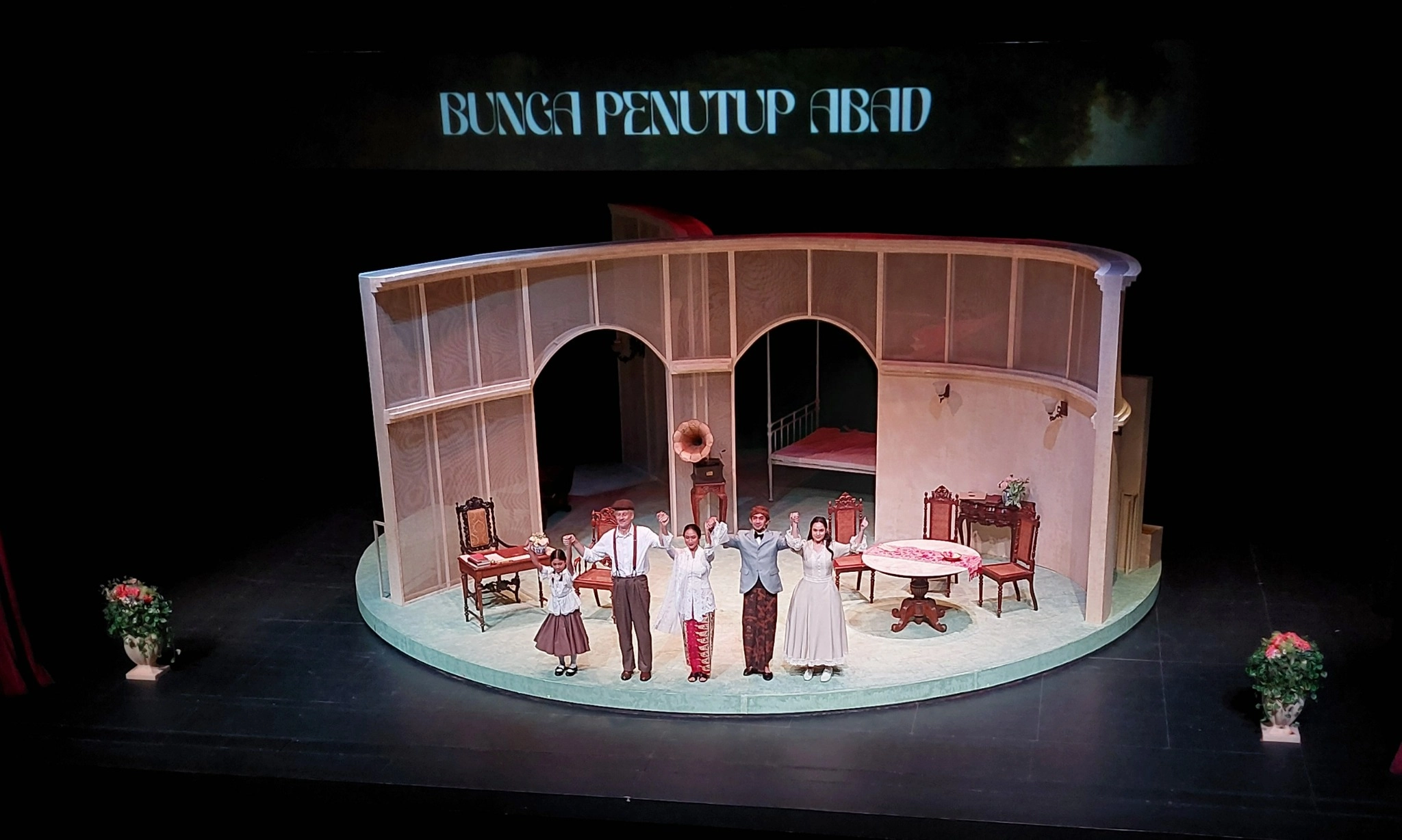 <p>Titimangsa Bawakan &quot;Bunga Penutup Abad&quot; Dengan Relevansi Anak Muda</p>