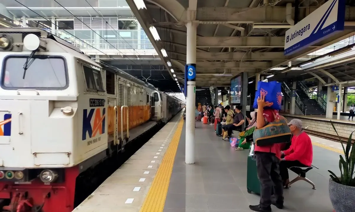 <p>KAI dan MRT Jakarta Buat Skema Jam Operasional Di Tengah Aksi Demo</p>