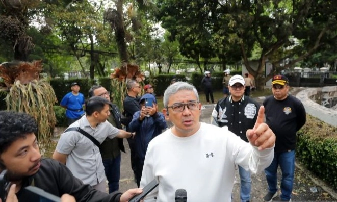 <p>Aksi Demo Berakhir Ricuh, Walkot Farhan: Pelajaran Untuk Dengarkan Rakyat</p>