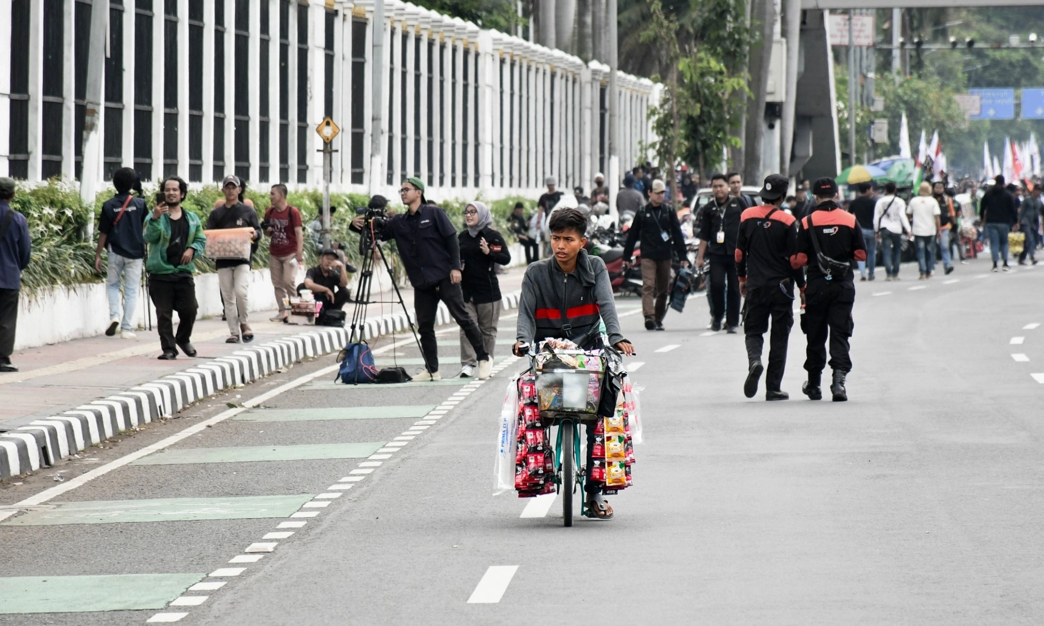 <p>Foto Cerita: Kala Cemas Dan Ketakutan Dikalahkan Sesuap Nasi</p>