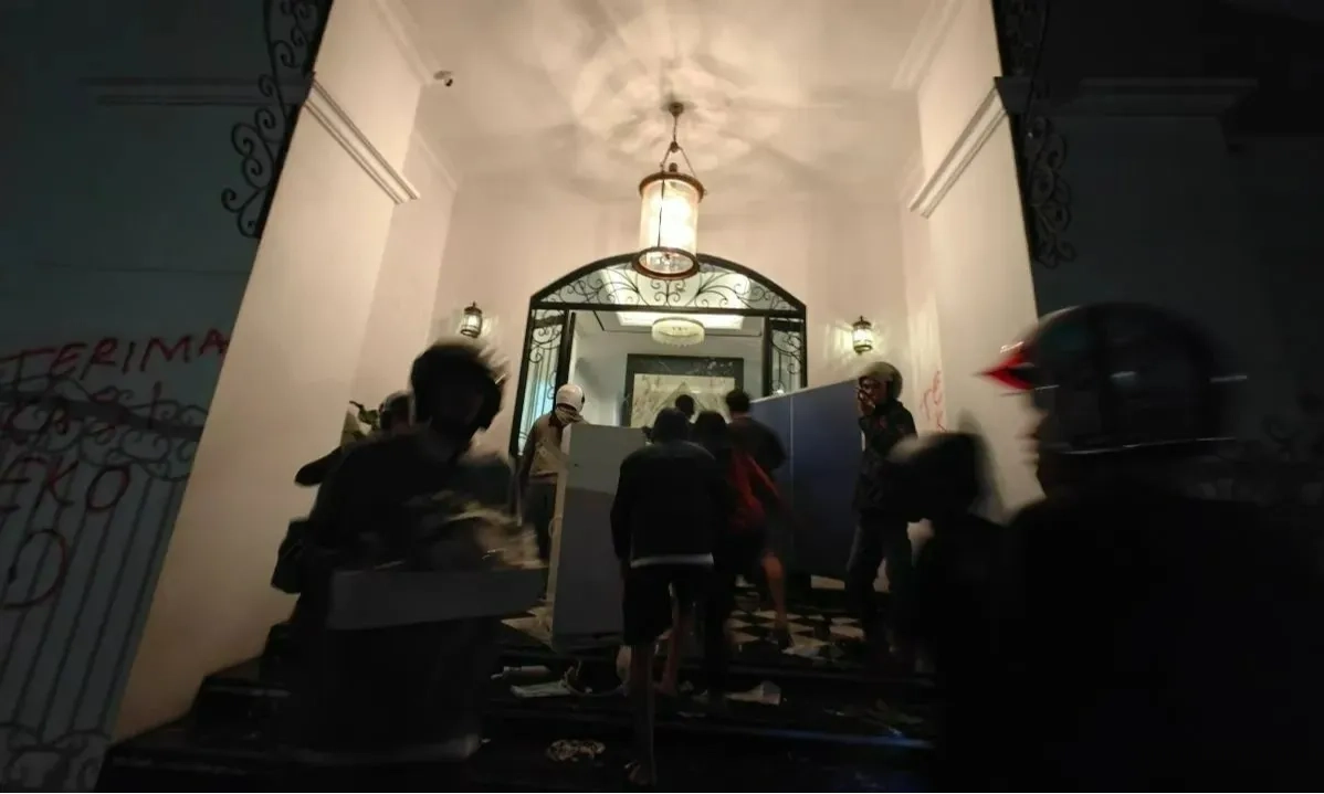 <p>Gubernur Babel Minta Polisi Tembak Pelaku Demo Anarkis Dan Penjarah</p>