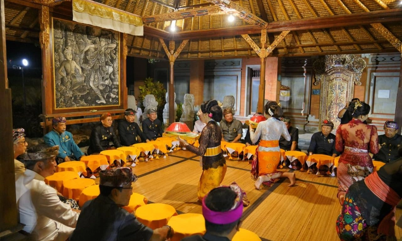 <p id="isPasted">Kuliner Cara Puri, Merawat Warisan Gastronomi Raja-Raja Bali</p>