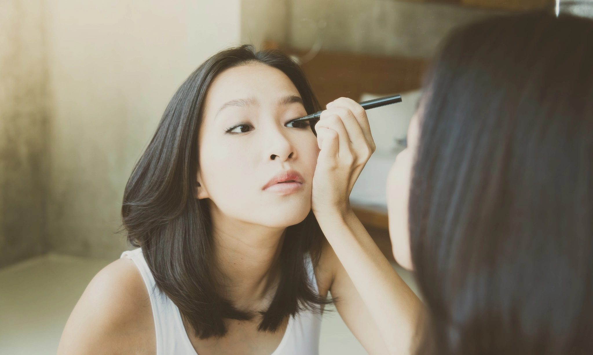 <p>Eyeliner Bisa Jadi Sarang Jamur Saat Musim Hujan</p>