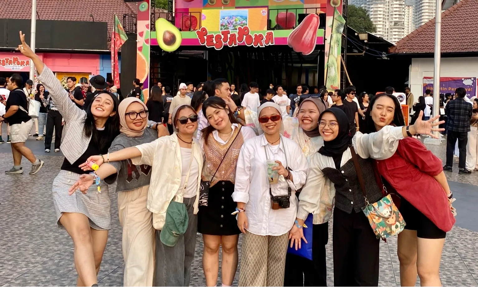 <p>Ide <em>Outfit</em> Gagal Gerah Saat Nonton Konser Siang Hari</p>