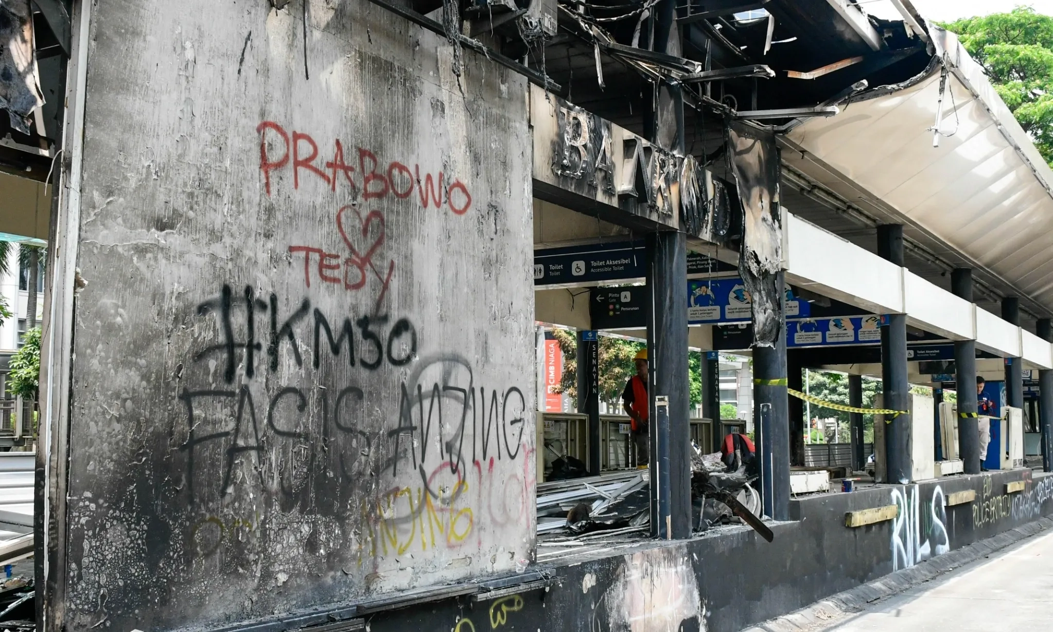 <p>Fasum Rusak Akibat Demonstrasi, Mendagri Minta Segera Diperbaiki</p>