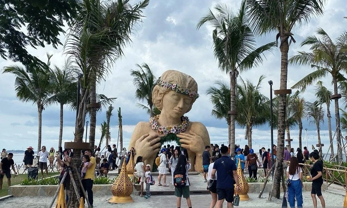 <p id="isPasted">Tak Berubah, PANI Targetkan Penjualan Rp5,3 T Di 2025</p>