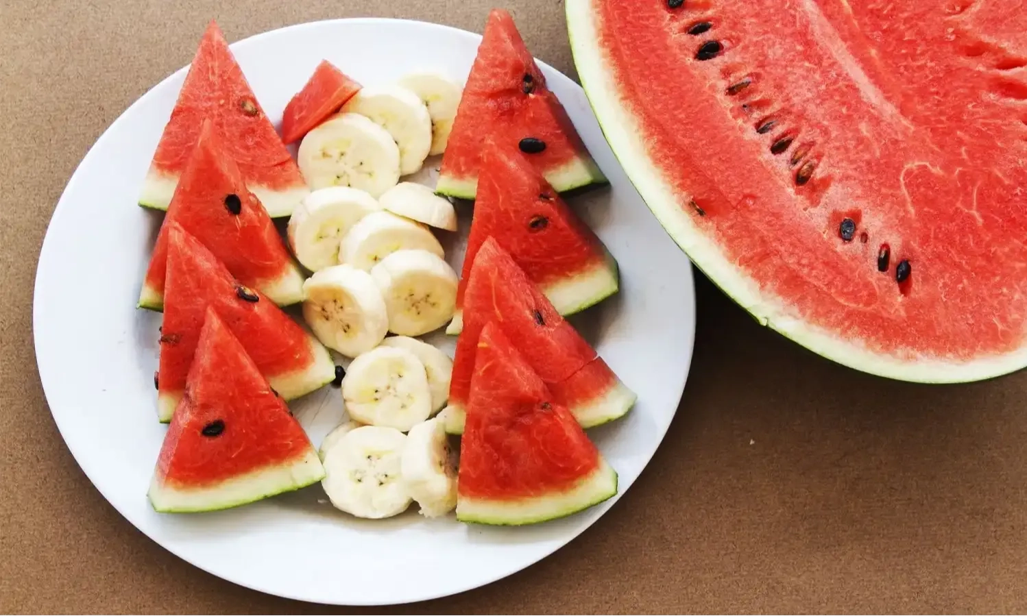 <p>Khasiat Semangka Merah Cegah Jantung koroner Hingga Stroke</p>