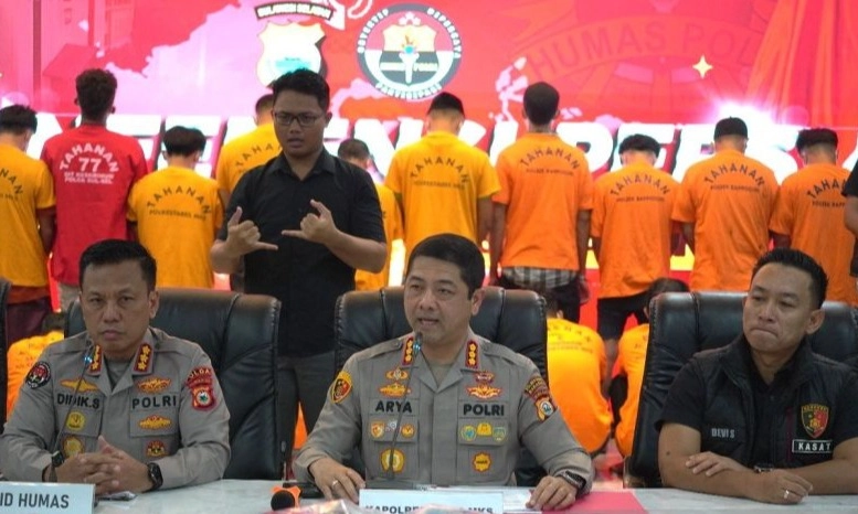 <p>Polisi Tetapkan 53 Tersangka Kerusuhan Makassar&nbsp;</p>
