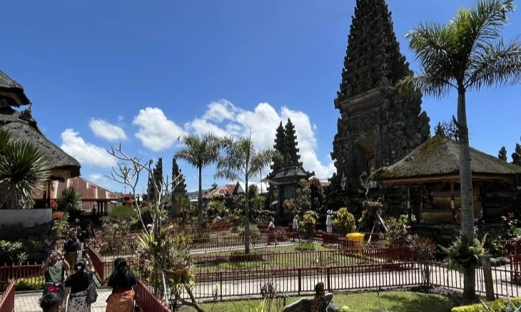 <p>Pura Ulun Danu Batur, Antara Tatanan Spiritual Dan Filosofi Sosial</p>