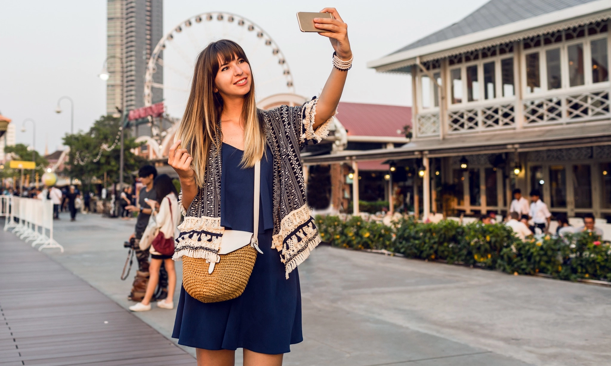 <p id="isPasted">Anti Ribet, Ini Tips Tampil Gaya Saat<em>&nbsp;Traveling</em></p>