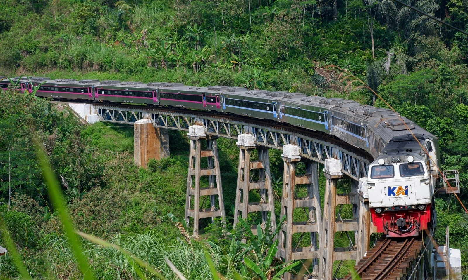 <p>7 Jalur Kereta Api Terindah Di Indonesia, Cocok Masuk Rute Vakansi</p>