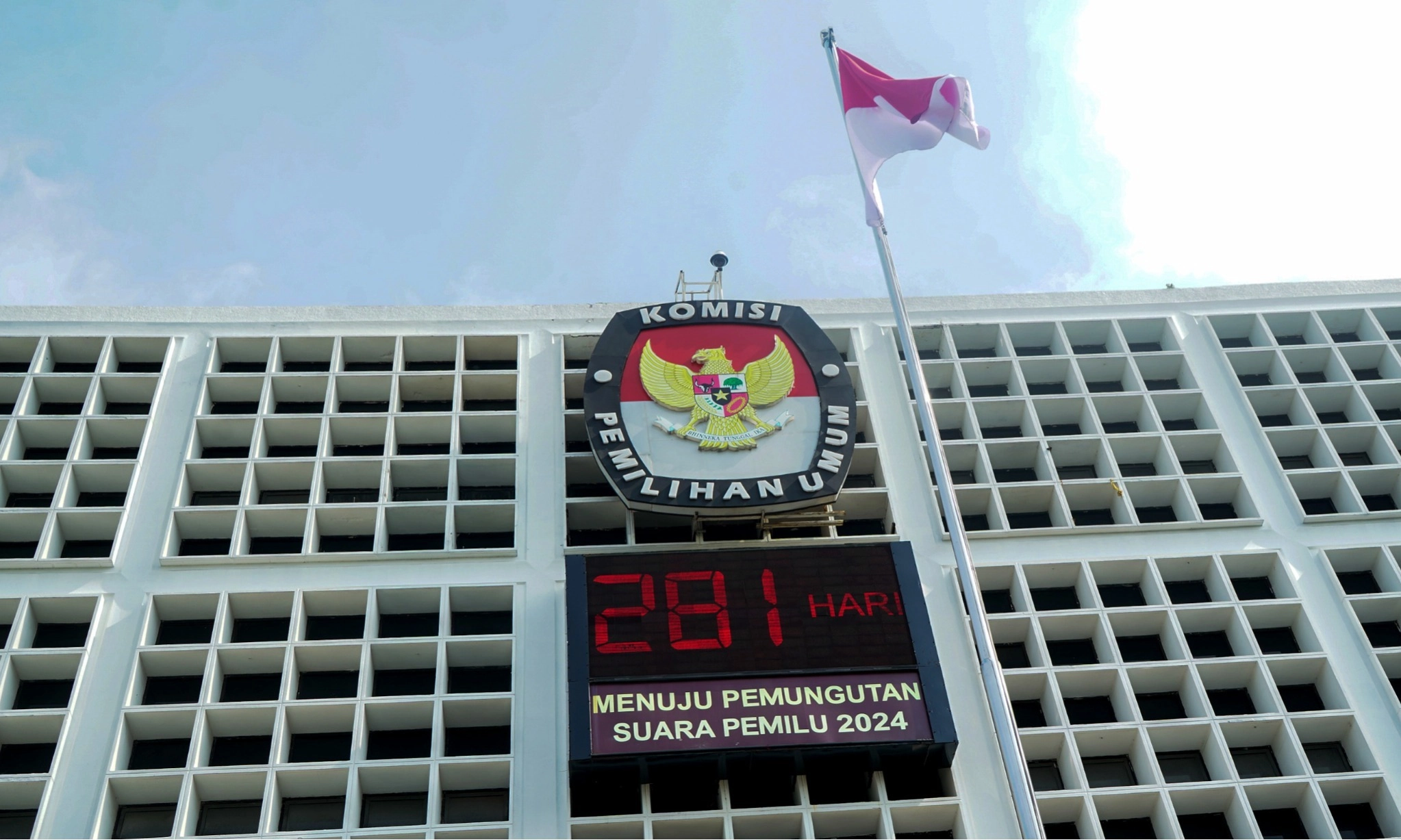 <p>Koalisi Sipil Desak Presiden Pecat Anggota KPU 2022-2027</p>