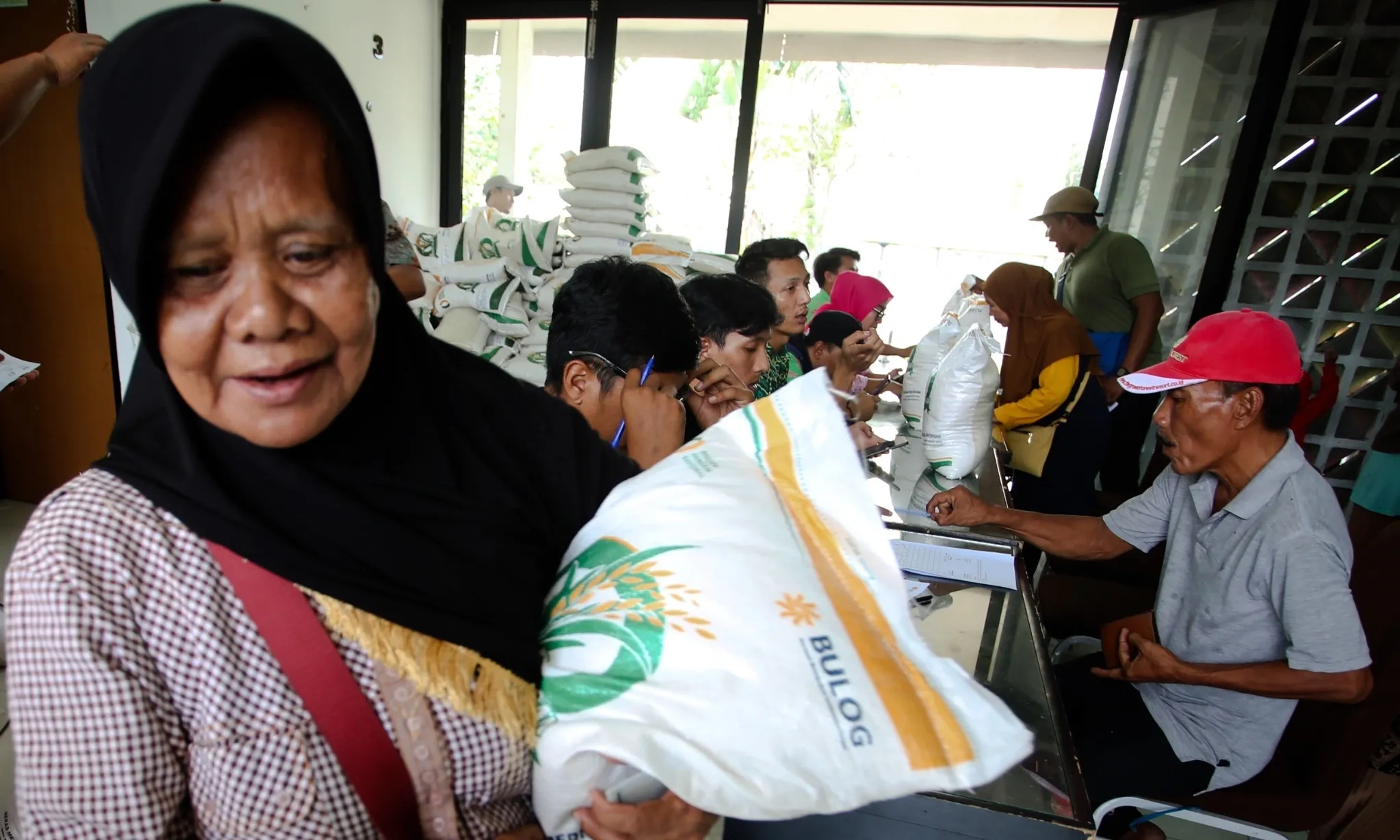 <p>Kemensos Cek Langsung 12 Juta Penerima Bansos Salah Sasaran</p>