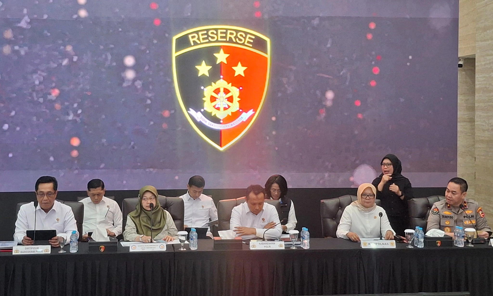 <p>Polri Tetapkan 959 Tersangka Kerusuhan Agustus, Termasuk 295 Anak</p>