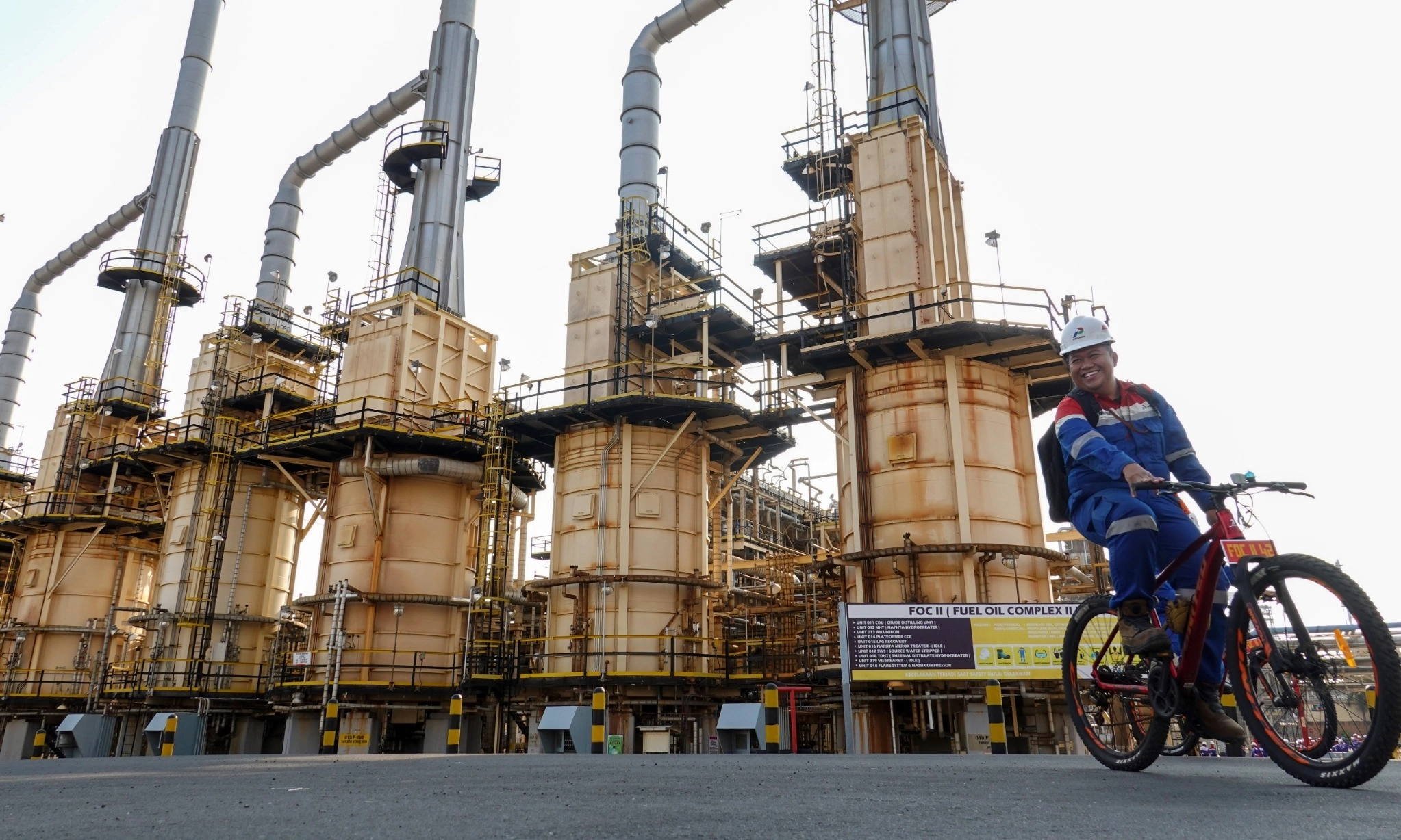 <p id="isPasted">Kilang Kelolaan Pertamina Topang 70% Kebutuhan BBM Dalam Negeri</p>