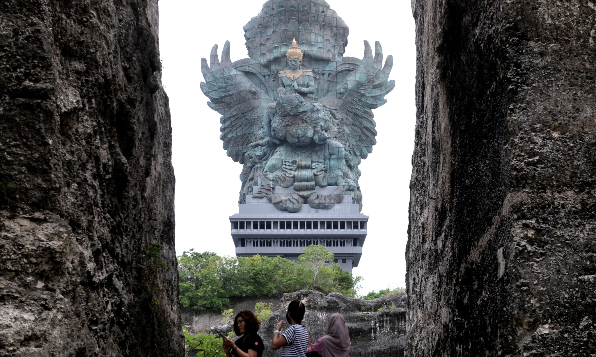 <p>Gubernur Bali Minta GWK Bongkar Tembok Untuk Akses Warga Ungasan</p>