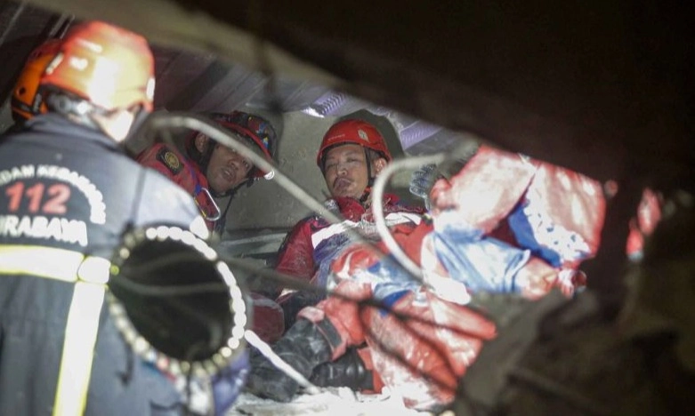 <p>38 Orang Masih Hilang di Ponpes Sidoarjo yang Ambruk</p>