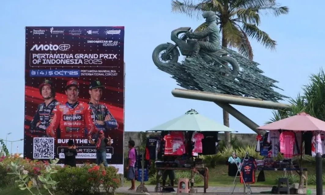 <p>Pra-event Moto GP Mandalika 2025, Dari Parade Hingga Goes to School</p>