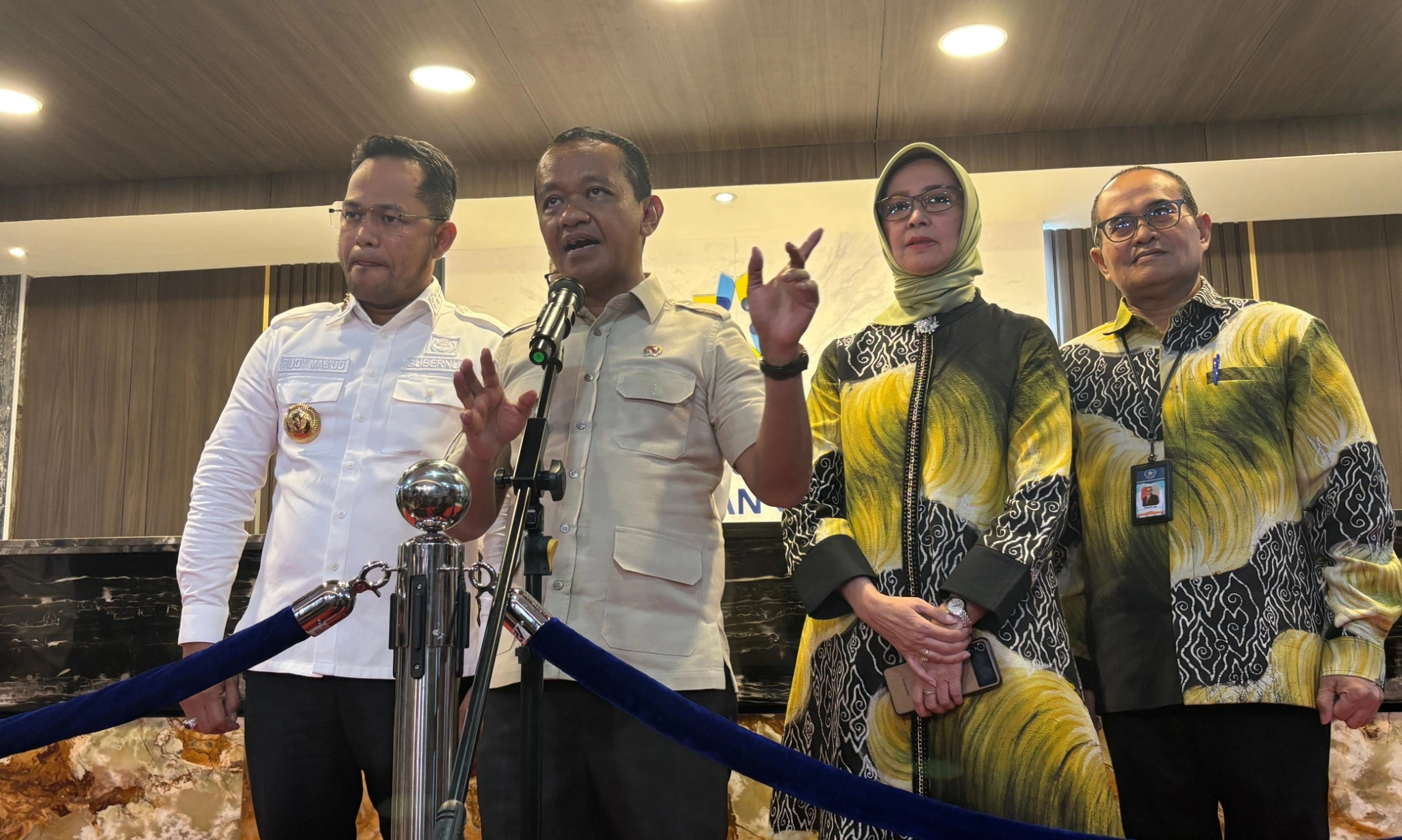 <p id="isPasted">Lepas Tangan Soal Batalnya Swasta Beli BBM Pertamina, Bahlil: Itu Urusan B2B</p>