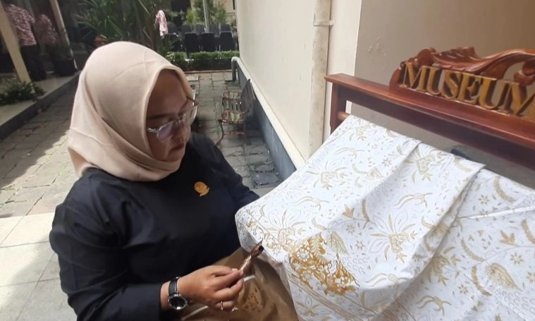 <p>100 Kain Batik Merawit Cirebon Dipamerkan Di Museum Tekstil&nbsp;</p>