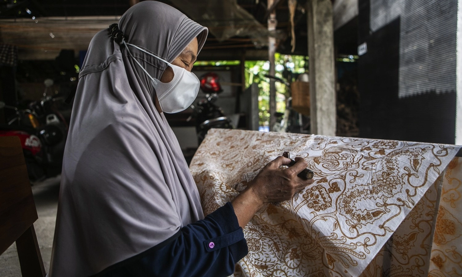 <p id="isPasted">Regenerasi Perajin Jadi Tantangan Keberlanjutan Industri Batik</p>