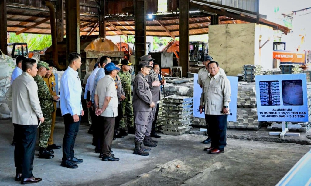 <p>Prabowo Lihat Penyerahan Barang Rampasan ke PT Timah Tbk</p>