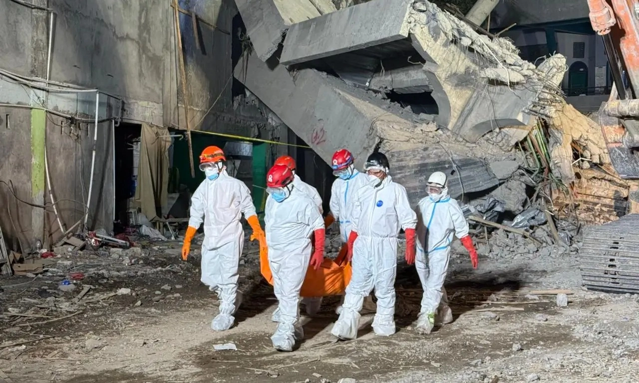 <p>Tim SAR Data 63 Korban Tewas Dari Ponpes Ambruk</p>