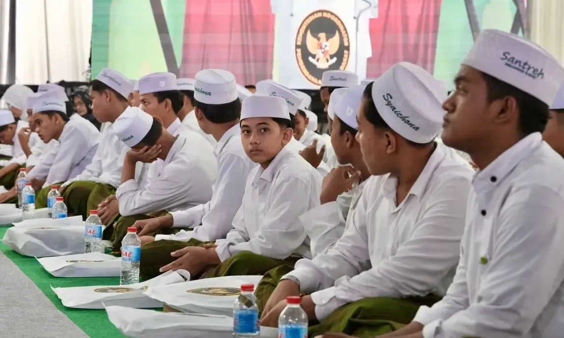 <p>Perkuat Ekonomi Syariah, Airlangga Dorong Pesantren Menabung Emas</p>